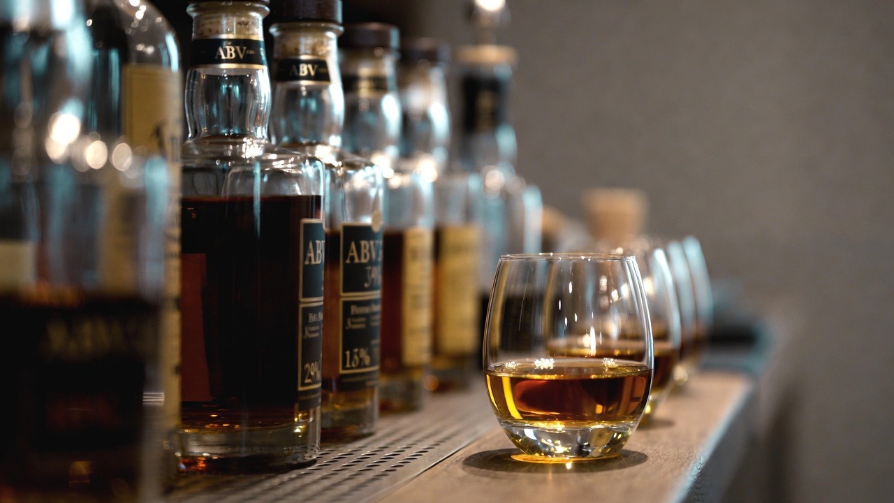 Rượu Whisky Bao Nhiêu Độ? Giải Mã ABV Từ 40% Đến Cask Strength