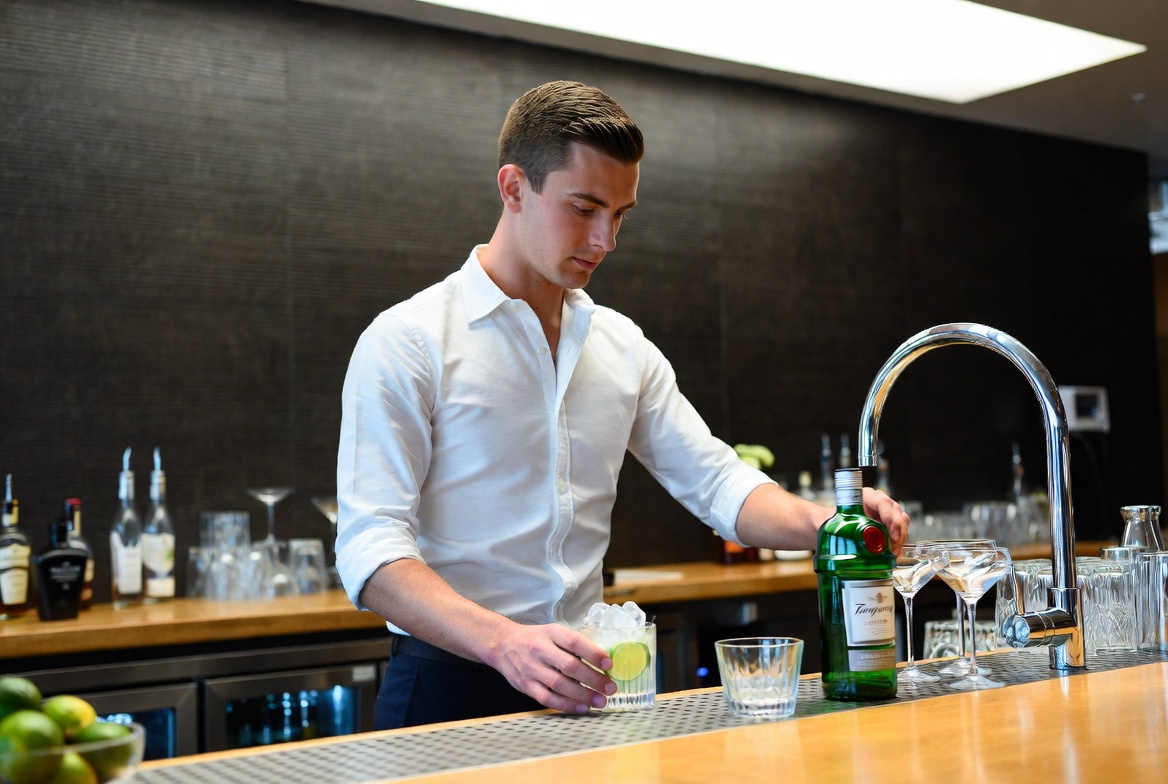 Tanqueray Gin: Lịch Sử & Cách Thưởng Thức Toàn Diện