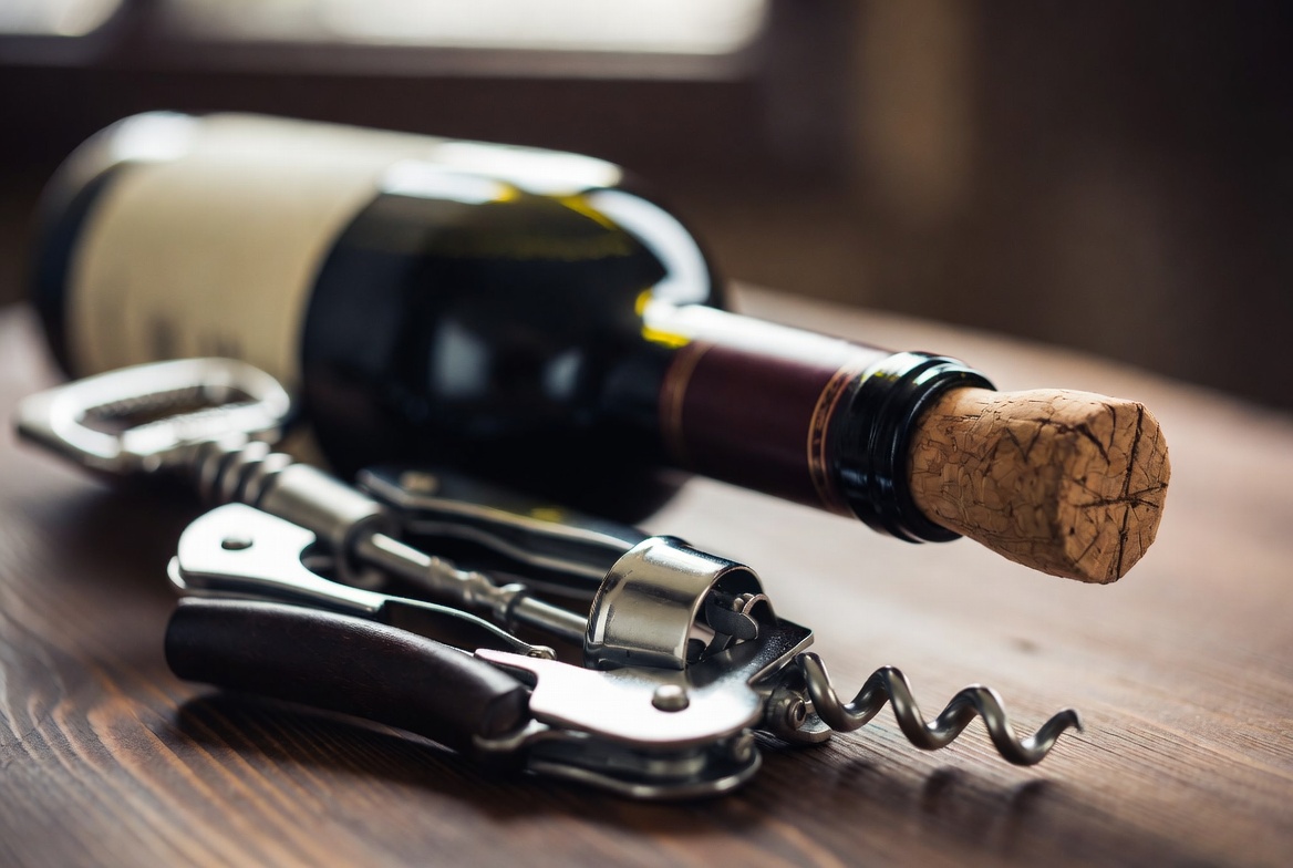 Corkscrew Là Gì? Dụng Cụ Mở Nút Bần Rượu Vang